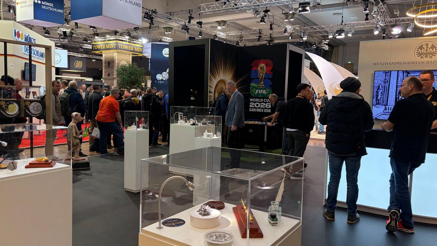 Übersicht über den MDM Ausstellungsbereich mit Vitrinen und Besuchern auf der World Money Fair